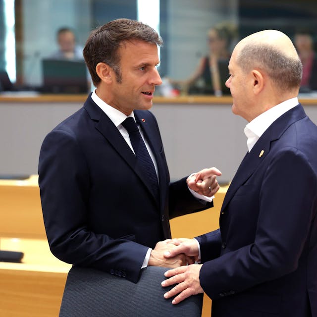 Belgien, Brüssel: Emmanuel Macron, Präsident von Frankreich, spricht mit Bundeskanzler Olaf Scholz (SPD),  während eines Treffens am runden Tisch im Gebäude des Europäischen Rates am zweiten Tag eines EU-Gipfels. Foto: Geert Vanden Wijngaert/AP/dpa +++ dpa-Bildfunk +++
