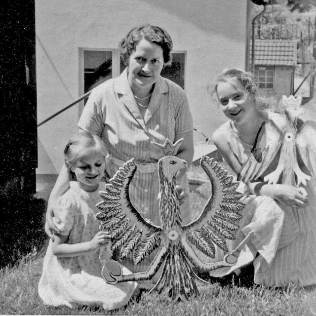 Mit den Schützenvögeln posierten in den 1950er Jahren Maria Beckmann und ihre Schwester Mechthild.