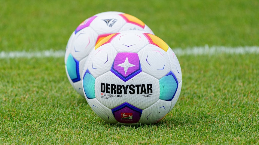 Borussia Mönchengladbach beginnt die Bundesliga-Saison 2023/24 mit einem Auswärtsspiel beim FC Augsburg am Samstagmittag. Das Foto zeigt den offiziellen Spielball der Marke Derbystar.