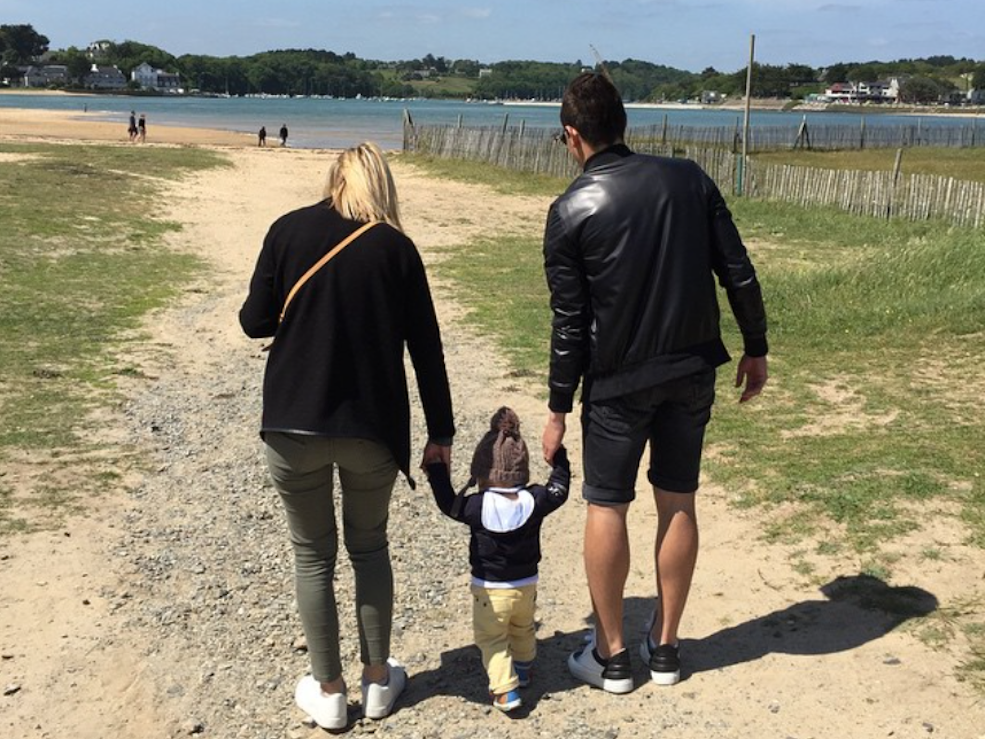 Raphael Guerreiro mit seiner Ehefrau Marrion und ihrem gemeinsamen Kind beim Spazieren.