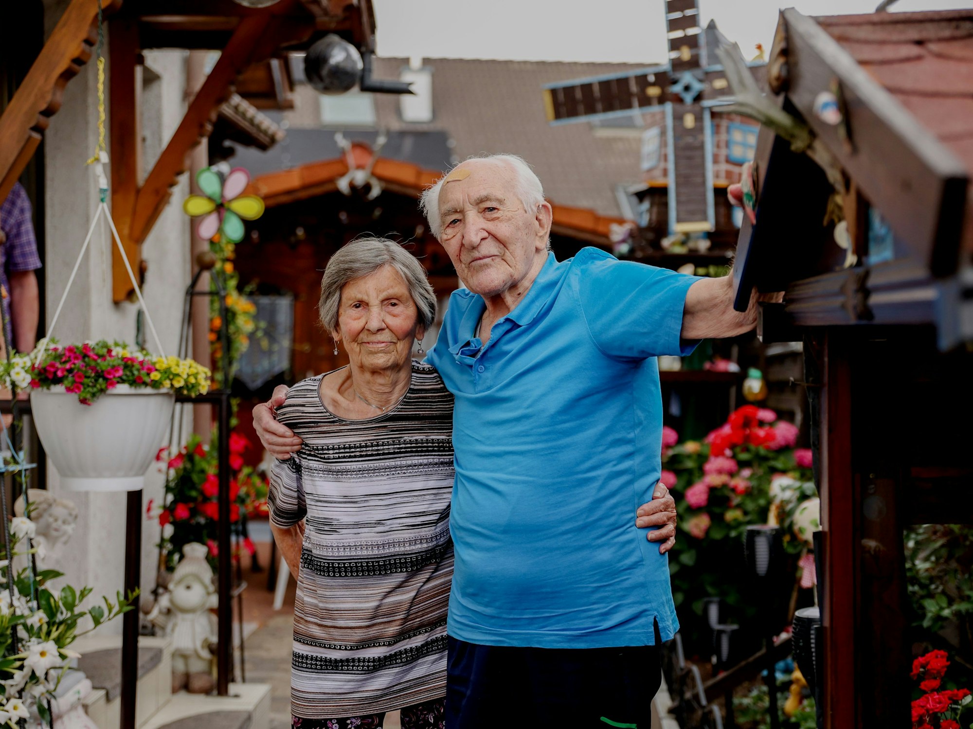 Das Kölner Ehepaar Katharina (94) und Johann Wirotius feiert am 30. Juni ihren 75. Hochzeitstag – aufgenommen in ihrem Wohnhaus in Köln Höhenberg.