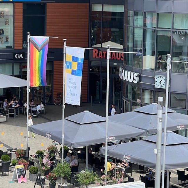 Schon den ganzen Juni schmückt die erweiterte Pride-Flagge den Platz vor der Leverkusener Rathaus-Galerie.