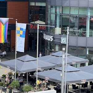 Im Juni hing eine Pride-Flagge vor dem Rathaus in Wiesdorf.