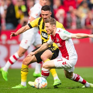Kölns Florian Kainz (r) und Dortmunds Salih Özcan kämpfen um den Ball.