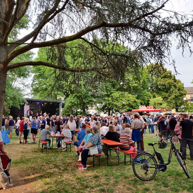 Familientaugliches Open-Air-Konzert im Stadtpark: Zum Auftakt der neuen „Livelingen“-Saison spielte die Band „See You“.