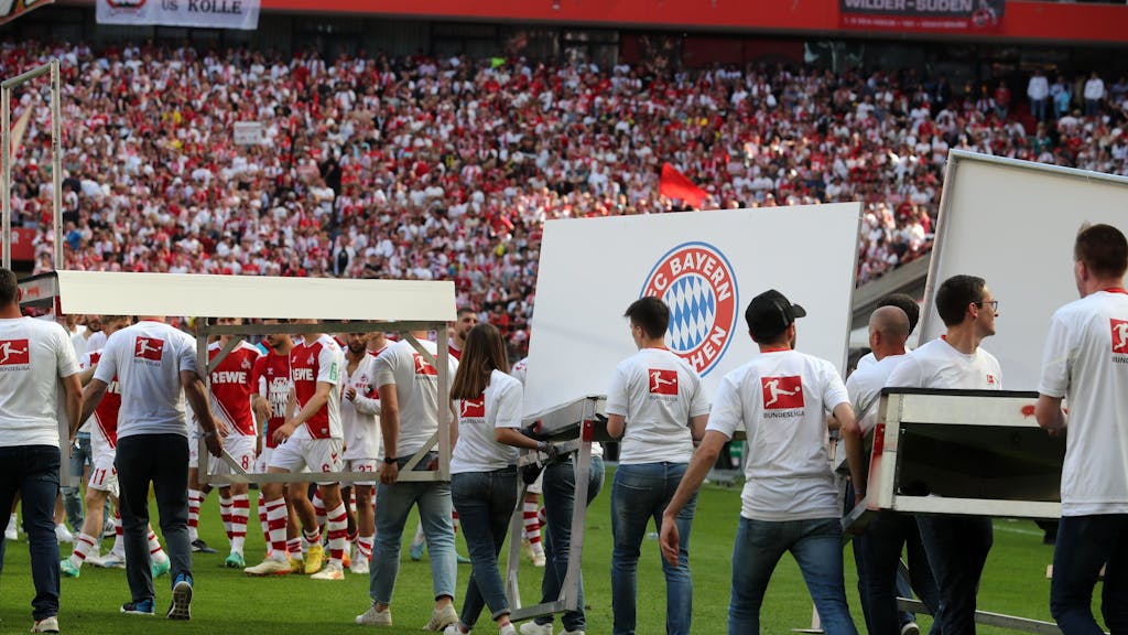 Die Meisterfeier des FC Bayern München in der Bundesliga wird auf dem Rasen des Rhein-Energie-Stadions vorbereitet.