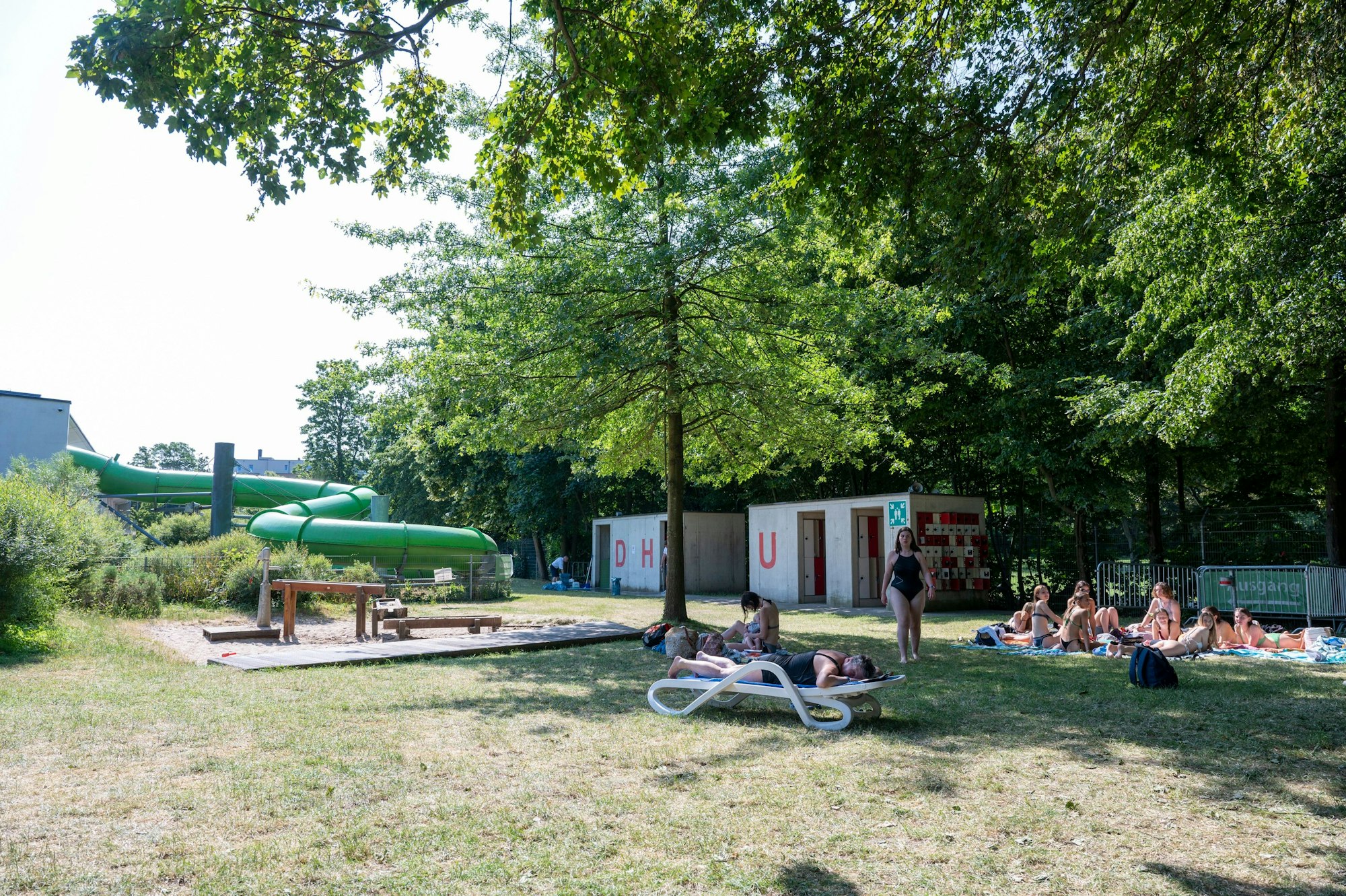 Das Bild zeigt einen Teil der Liegefläche im Freibad des Ossendorfbades in Köln-Ehrenfeld.