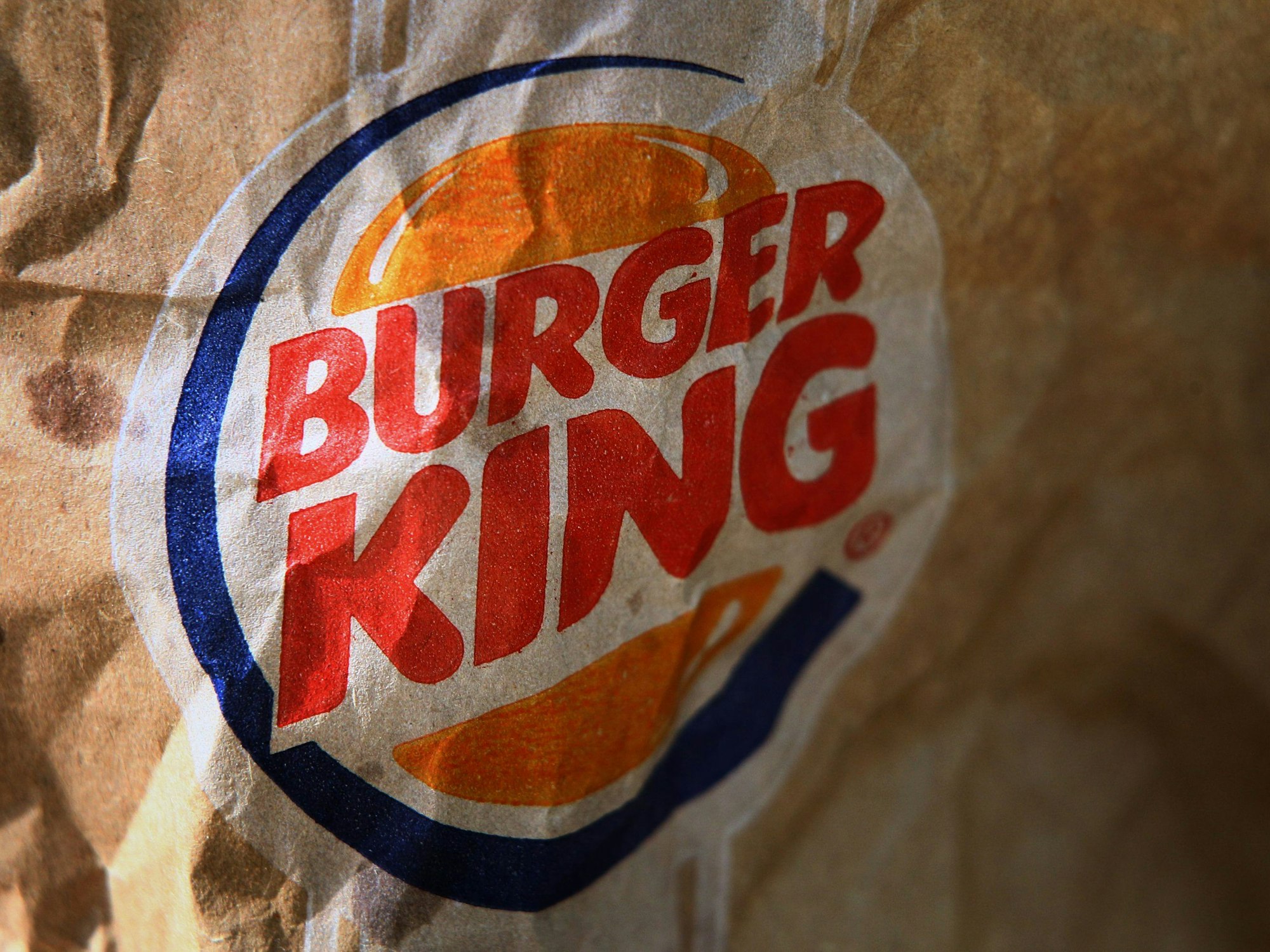 Das Logo der Fastfoodkette Burger King auf einer zerknitterten Tüte.