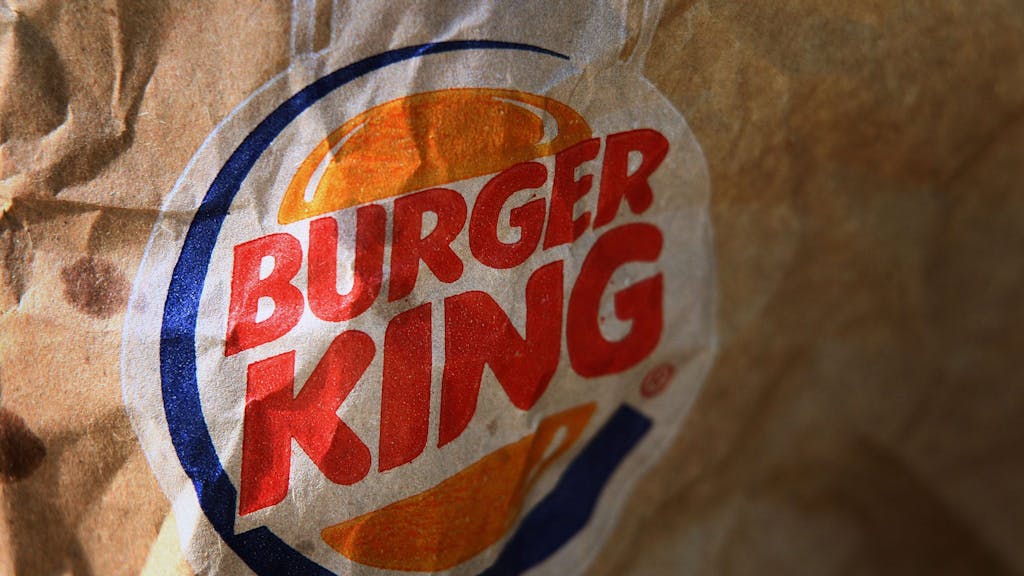 Das Logo der Fastfoodkette Burger King auf einer zerknitterten Tüte.