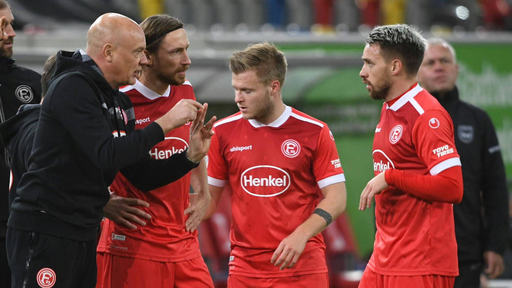 Fortuna Düsseldorfs Cheftrainer Uwe Rösler spricht an der Seitenlinie mit den Spielern Adam Bodzek, Jean Zimmer und Thomas Pledl.
