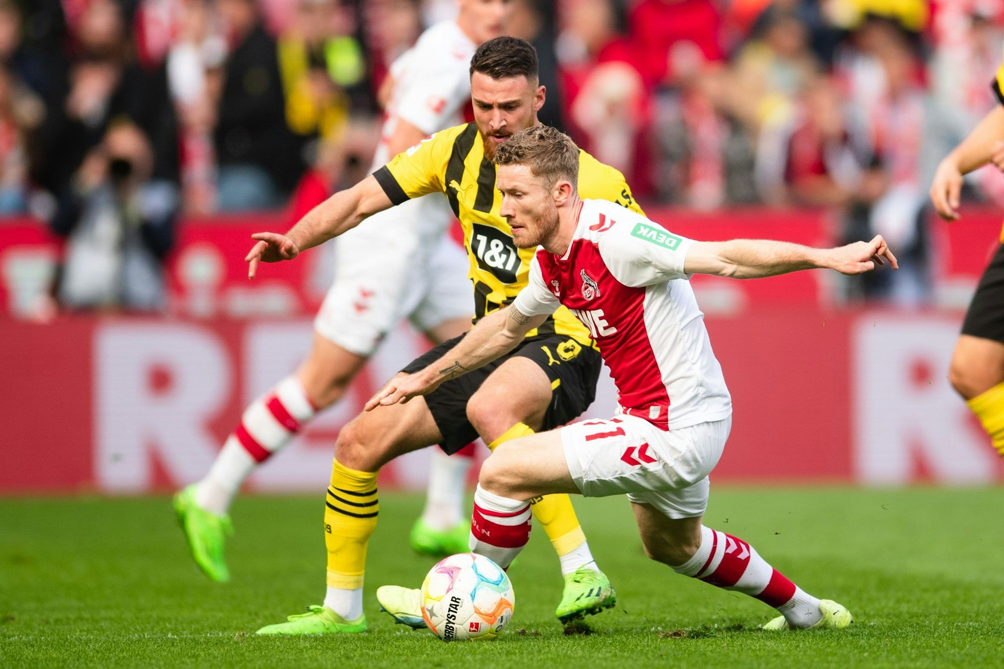 Kölns Florian Kainz (r) und Dortmunds Salih  Özcan kämpfen um den Ball.
