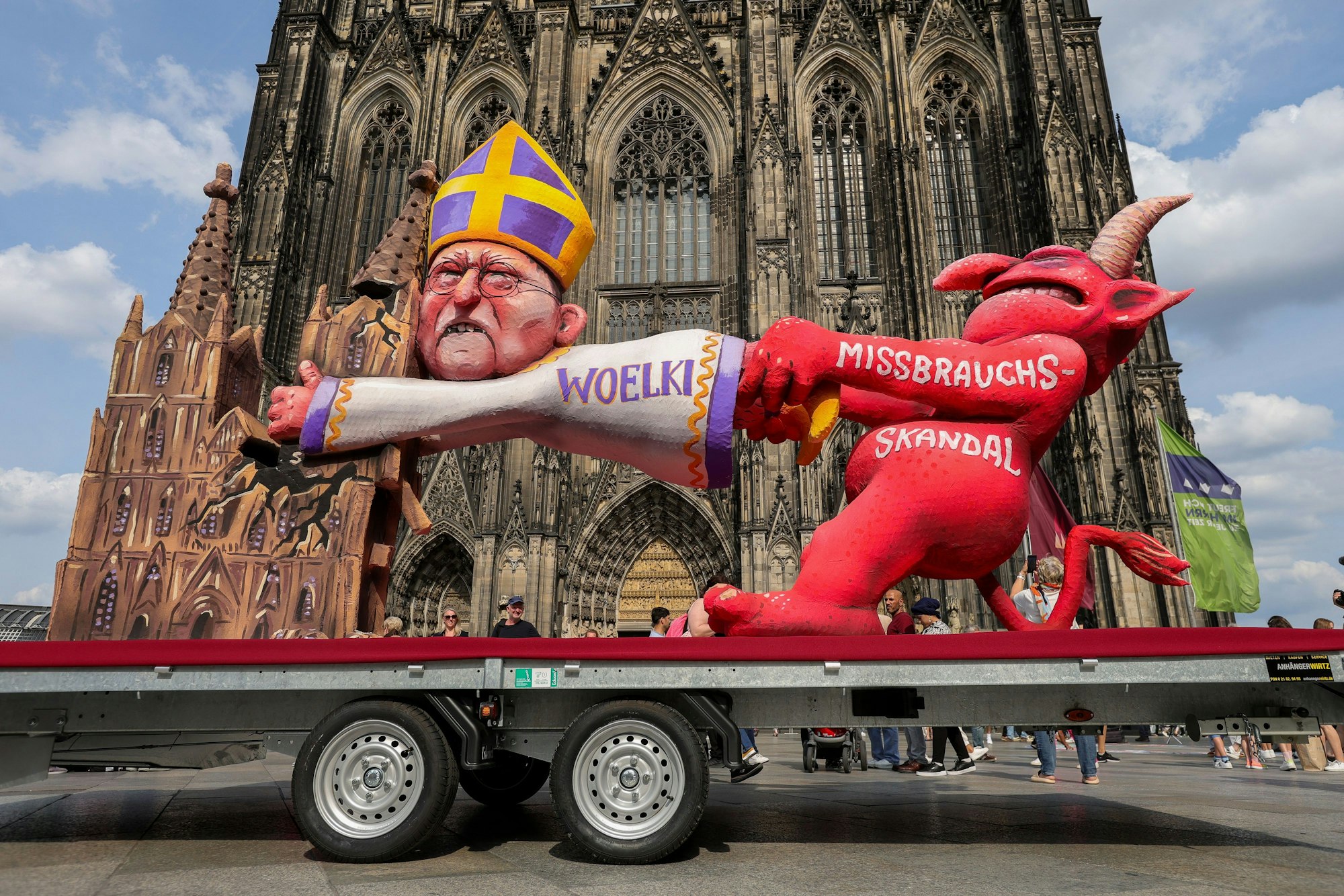 30.06.2023, Köln: Protestaktion von Missbrauchsopfer-Verbänden auf der Domplatte.
Zu sehen ist auch ein Tilly-Wagen aus dem Düsseldorfer -Rosenmontagszug.

Foto: Michael Bause



