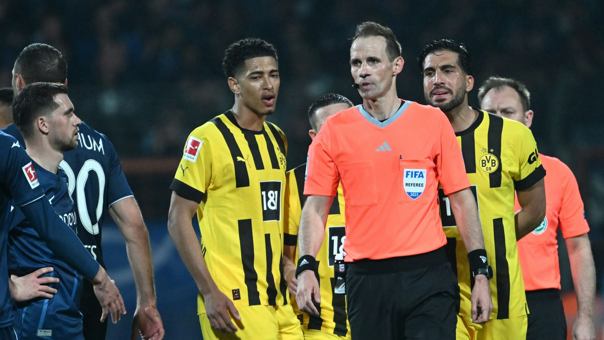 Schiedsrichter Sascha Stegemann, von Dortmunder Spielern bedrängt.