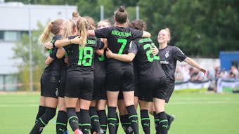 Die Frauen von Borussia Mönchengladbach bejubeln am 11. Juni 2023 den Zweitligaaufstieg in der Relegation bei der SV Elversberg.