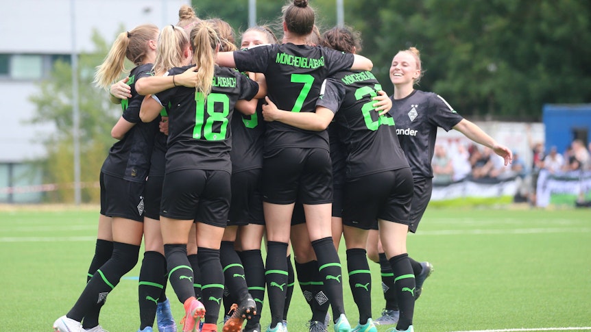 Die Frauenmannschaft von Borussia Mönchengladbach, hier beim Aufstieg am 11. Juni 2023, wissen seit Donnerstag (29. Juni 2023), gegen wen sie das erste Pflichtspiel der neuen Saison bestreiten werden.