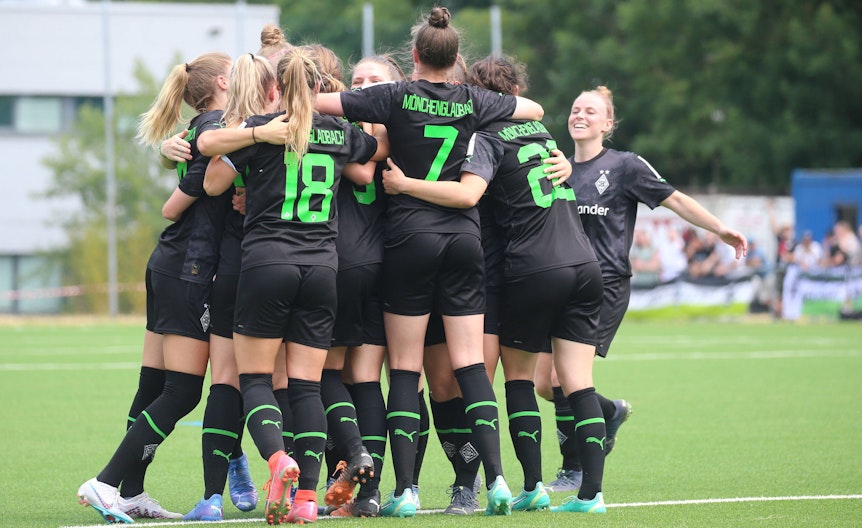 Die Frauen von Borussia Mönchengladbach bejubeln am 11. Juni 2023 den Zweitligaaufstieg in der Relegation bei der SV Elversberg.