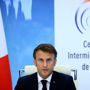 Emmanuel Macron, Präsident von Frankreich, spricht nach einer Dringlichkeitssitzung der Regierung im Innenministerium.