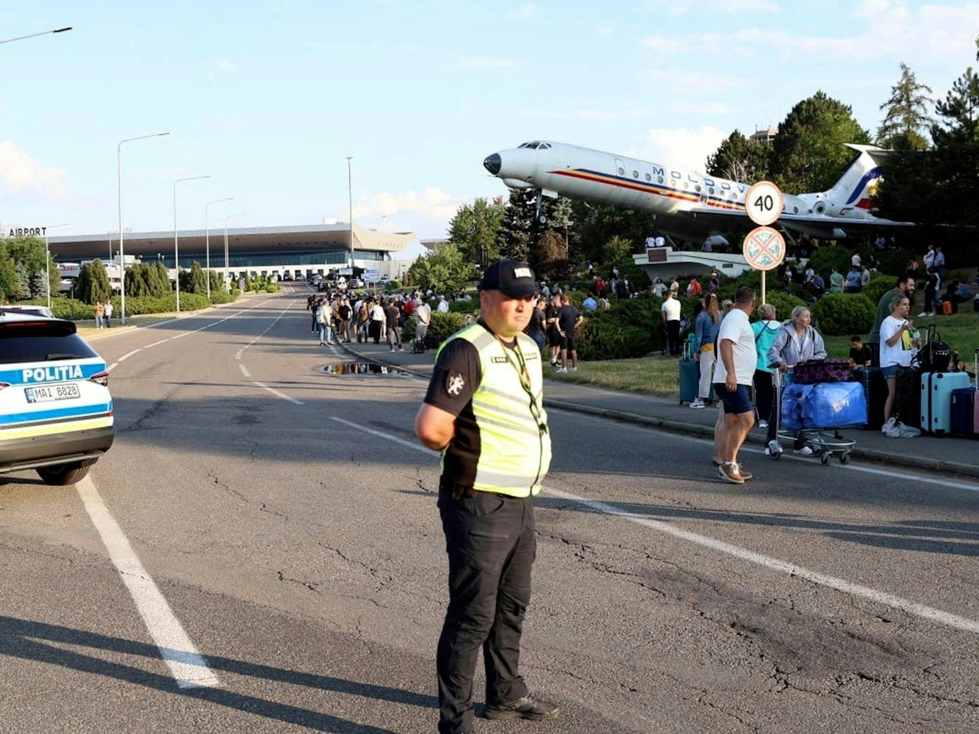 Menschen werden am Freitag (30. Juni 2023) vom Flughafen in Chisinau evakuiert. Auf dem Flughafen in der Republik Moldau hat ein bewaffneter Mann Behörden zufolge mehrere Schüsse abgefeuert.
