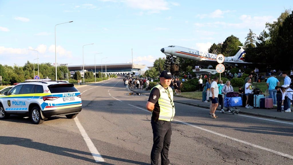 Menschen werden am Freitag (30. Juni 2023) vom Flughafen in Chisinau evakuiert. Auf dem Flughafen in der Republik Moldau hat ein bewaffneter Mann Behörden zufolge mehrere Schüsse abgefeuert.