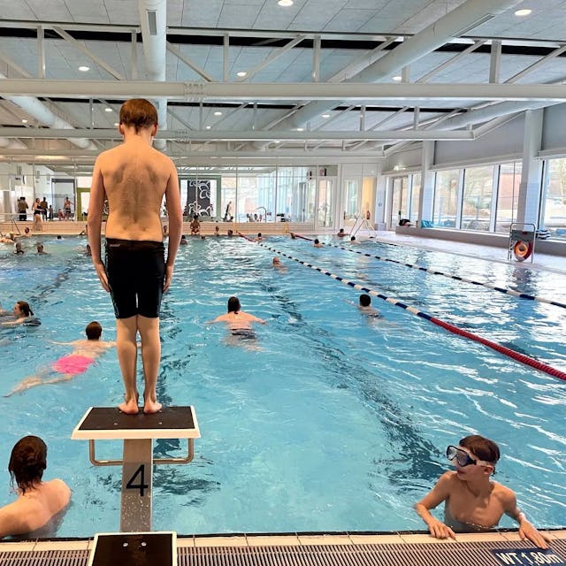 Betrieb im Schwimmerbecken im Hallenbad Leichlingen
