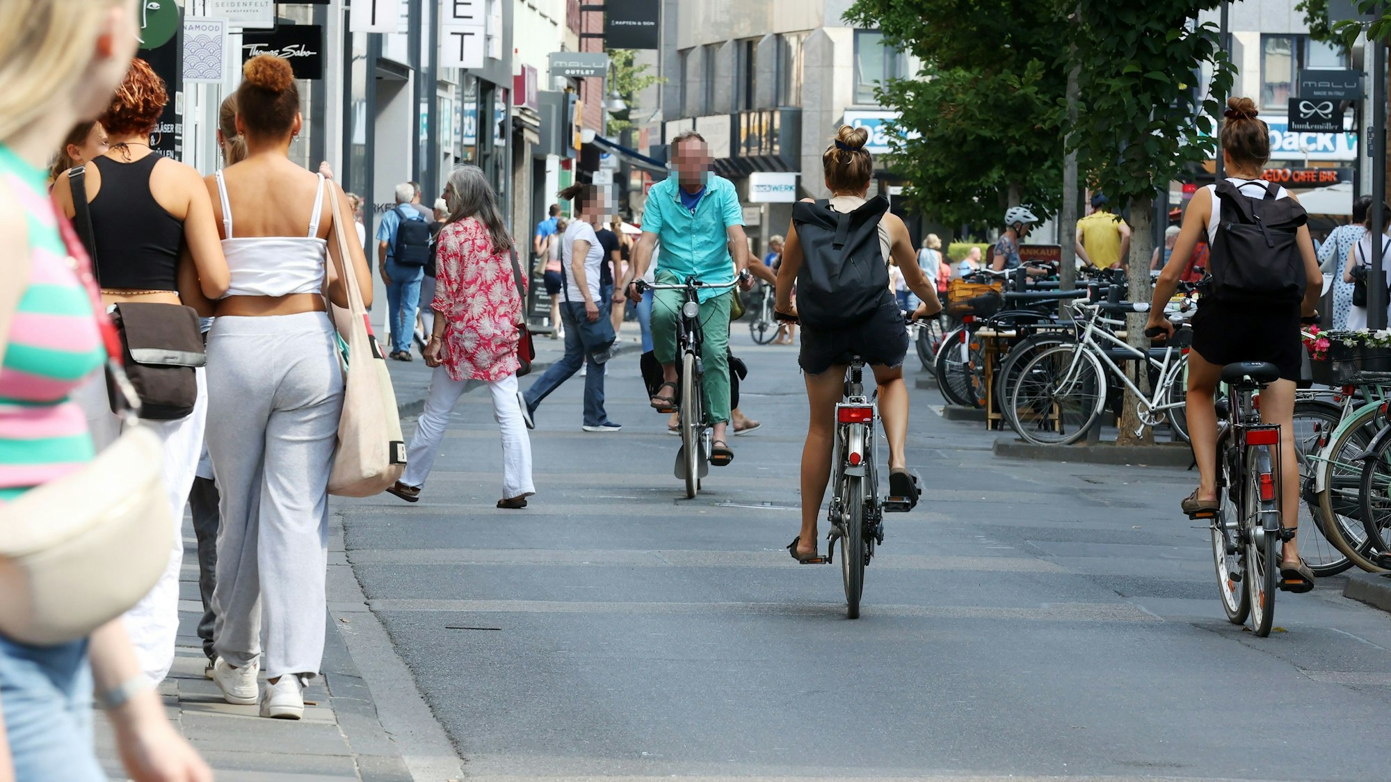 Die autofreie Ehrenstraße am 19. August 2022 – hier kommt es immer wieder zu brenzligen Situationen mit Fußgängern oder Fußgängerinnen.