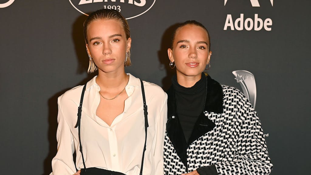 Lisa (r) und Lena, Influencerinnen, kommen zum Audi Generation Award 2021.