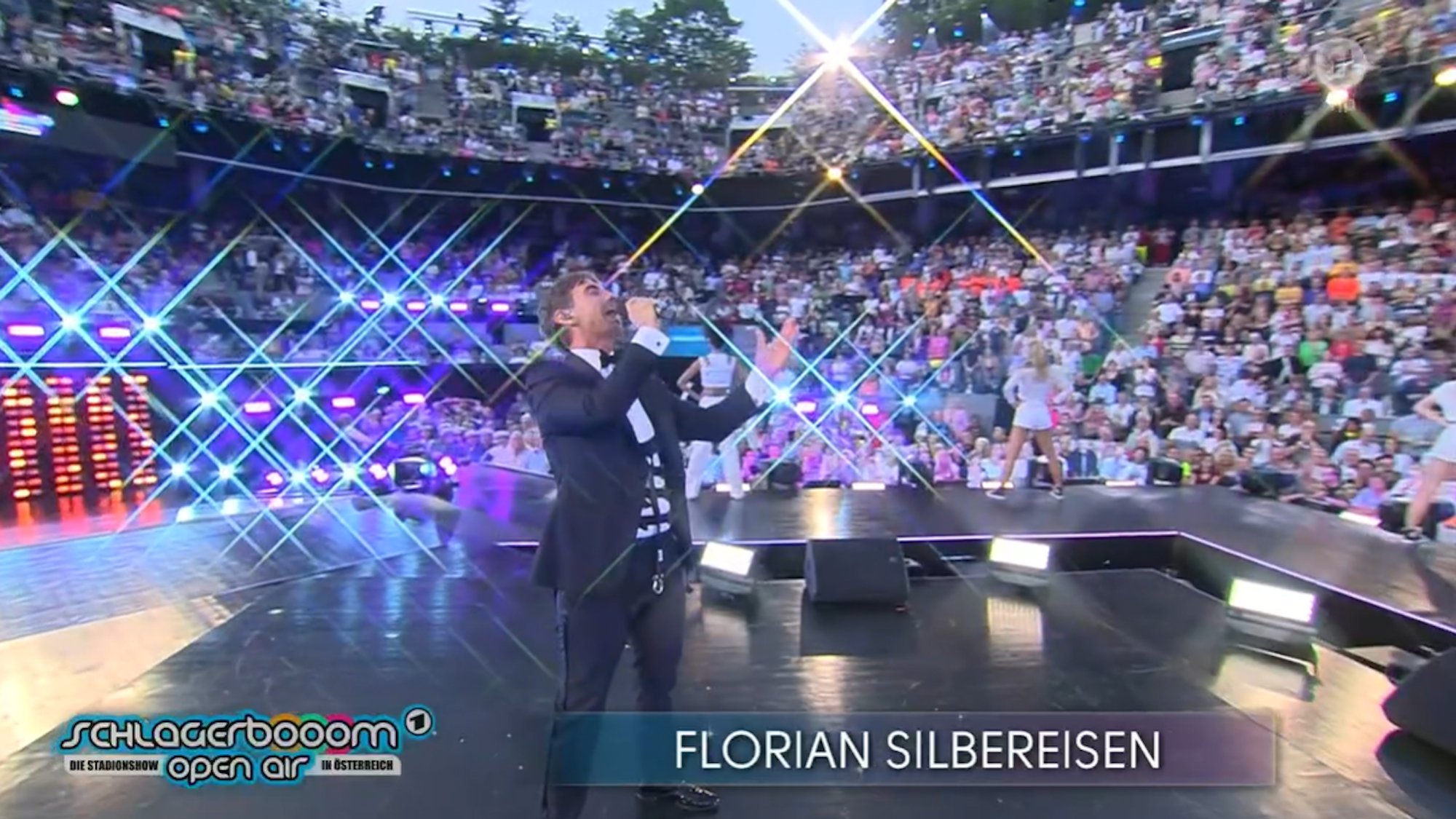 Florian Silbereisen auf der Bühne beim Schlagerboom vor Fans