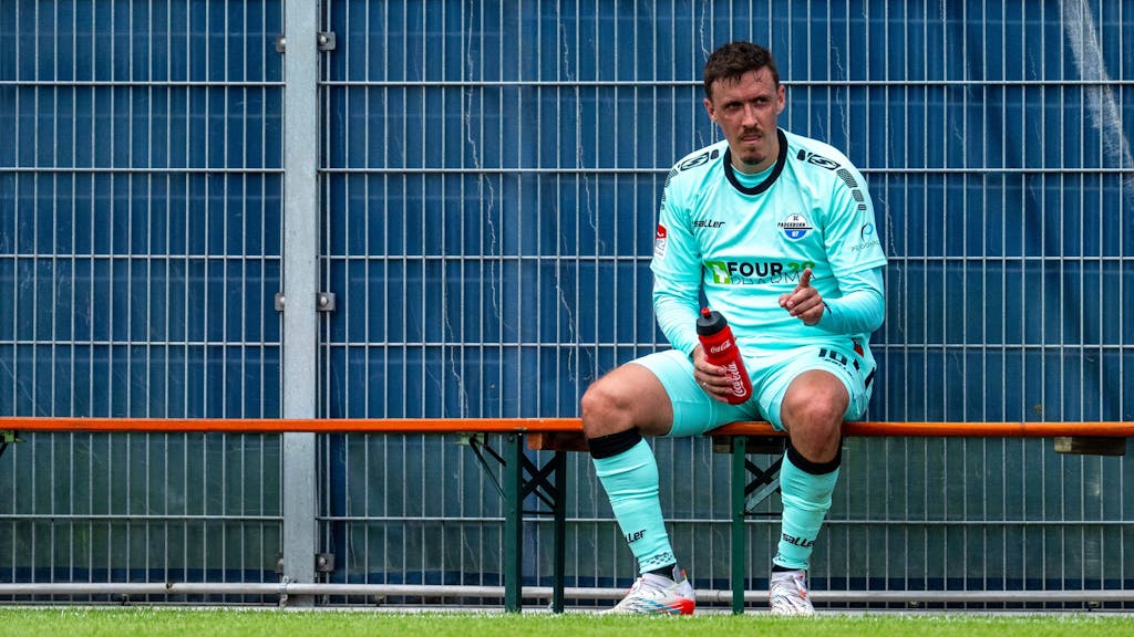 Paderborns Max Kruse sitzt nach dem Spiel auf einer Bank.