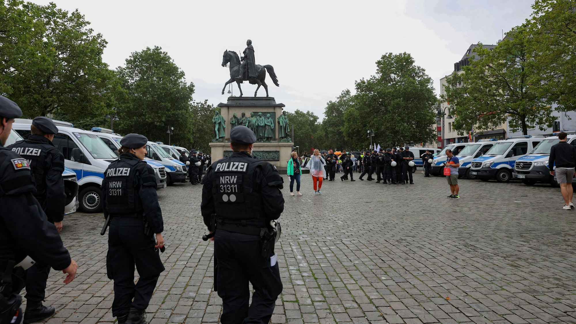 Demonstration am Kölner Heumarkt: Dutzende Polizistinnen und Polizisten beobachten die Demonstration von „NRW erwacht“ und den Gegenprotest.

