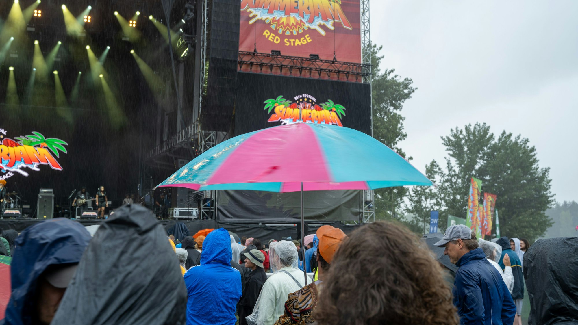Summerjam 2023 in Köln, Tag 2: Der Samstagnachmittag war beim Festival am Fühlinger See vor allem von Regen geprägt.