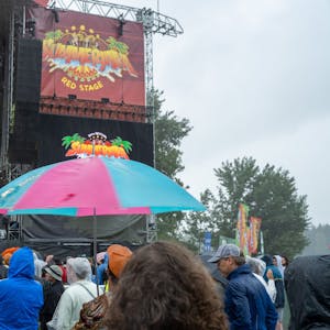 Regen beim Summerjam Festival am Samstag.