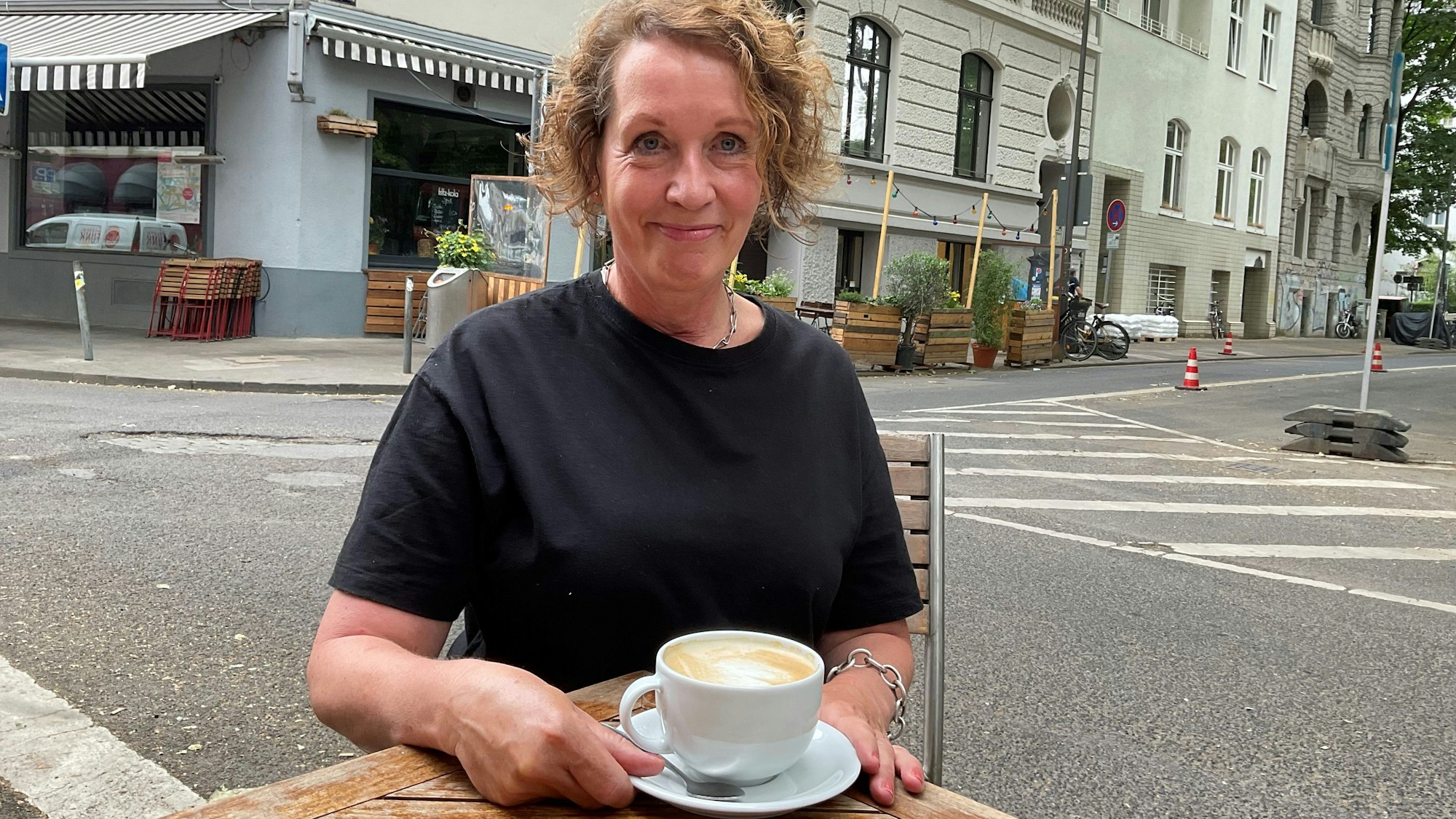 Frau im Straßencafé