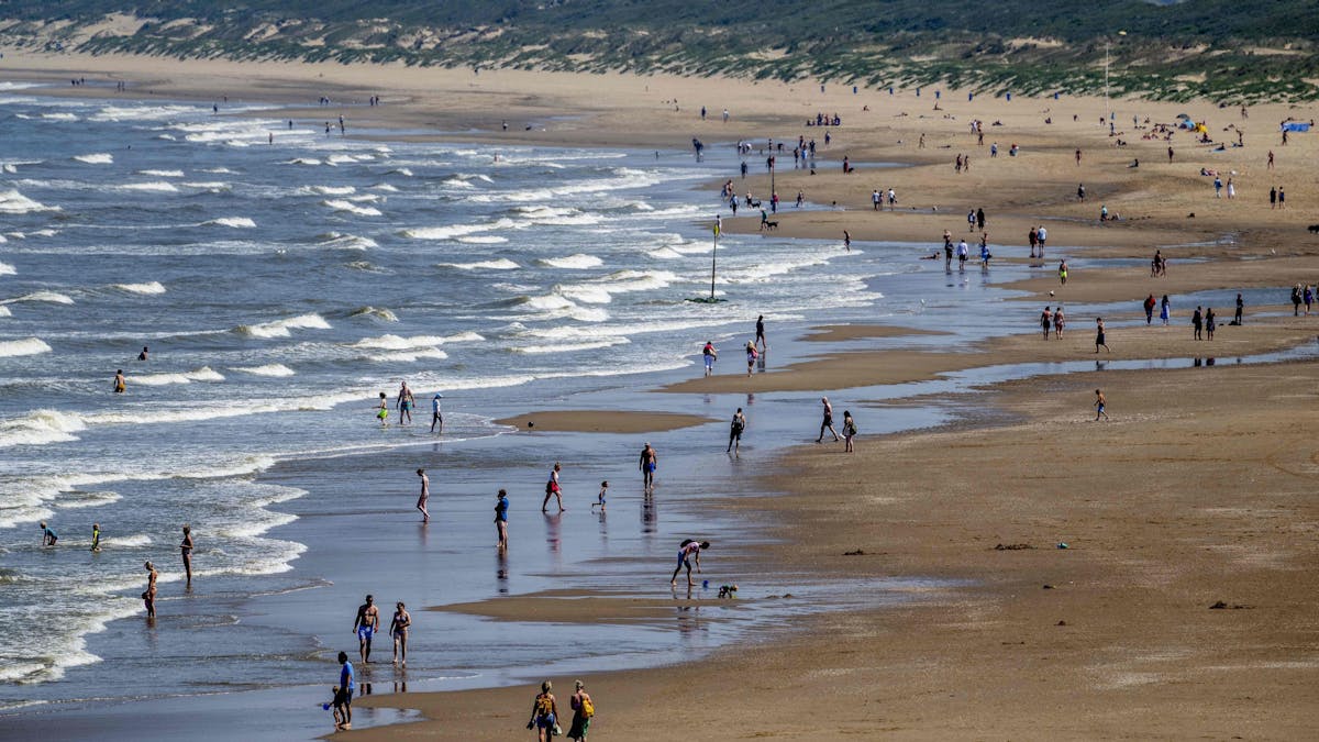 Menschen genießen eine Auszeit am Strand von Schevenigen