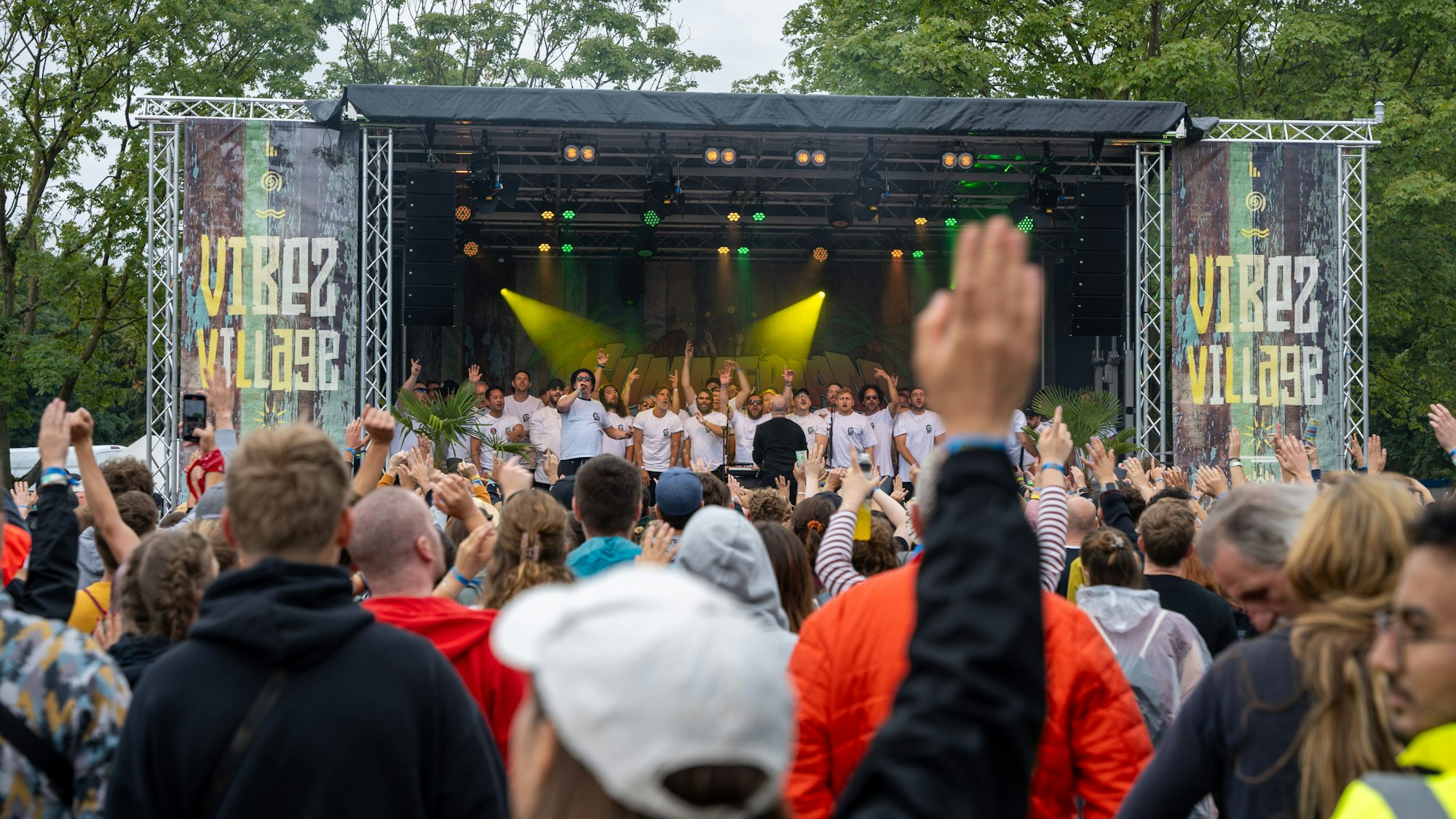 Kölscher Besuch beim Summerjam-Festival: Die „Grüngürtelrosen“ singen auf der Bühne.