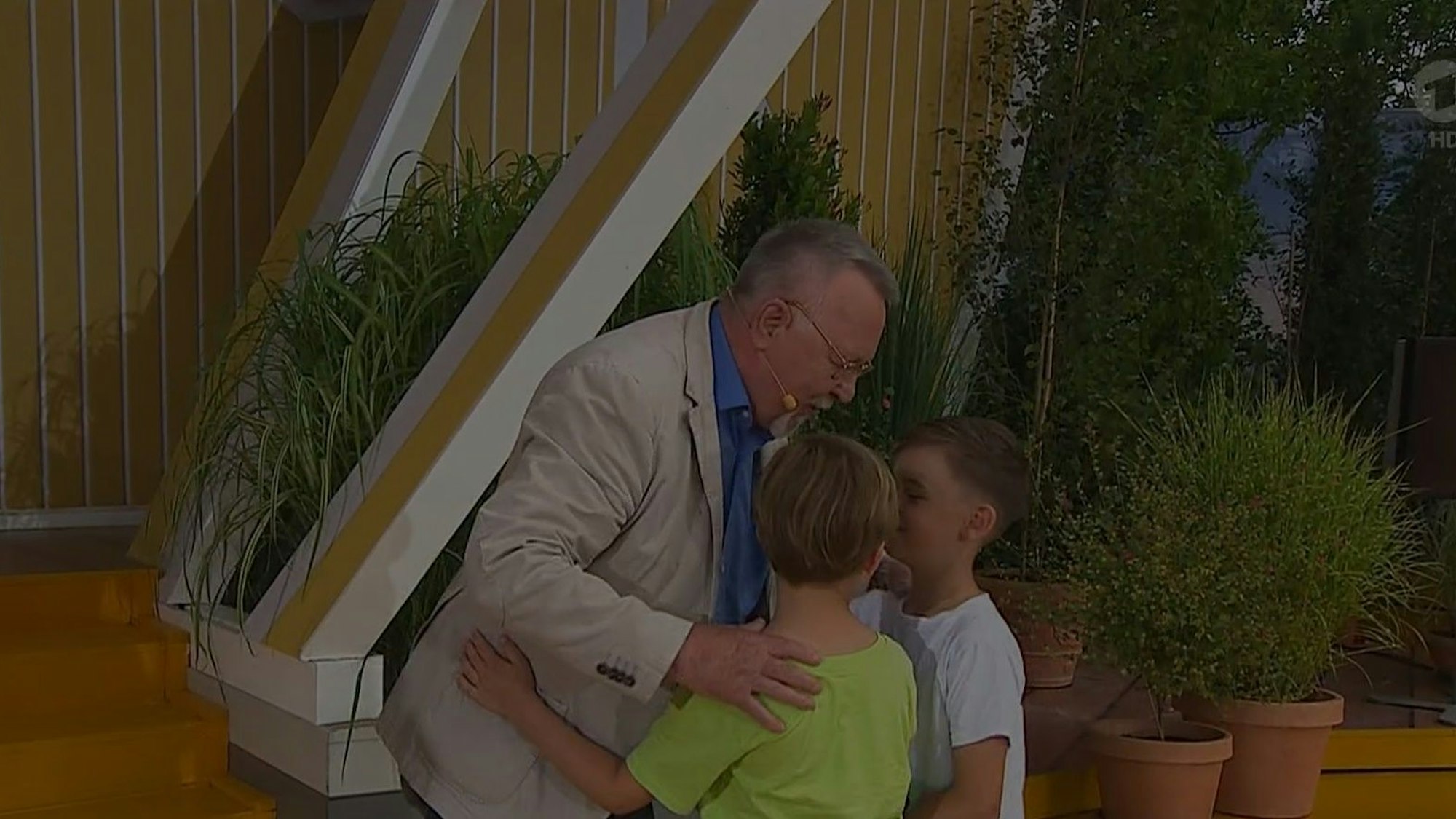 Gerd umarmt Ben und Henri.