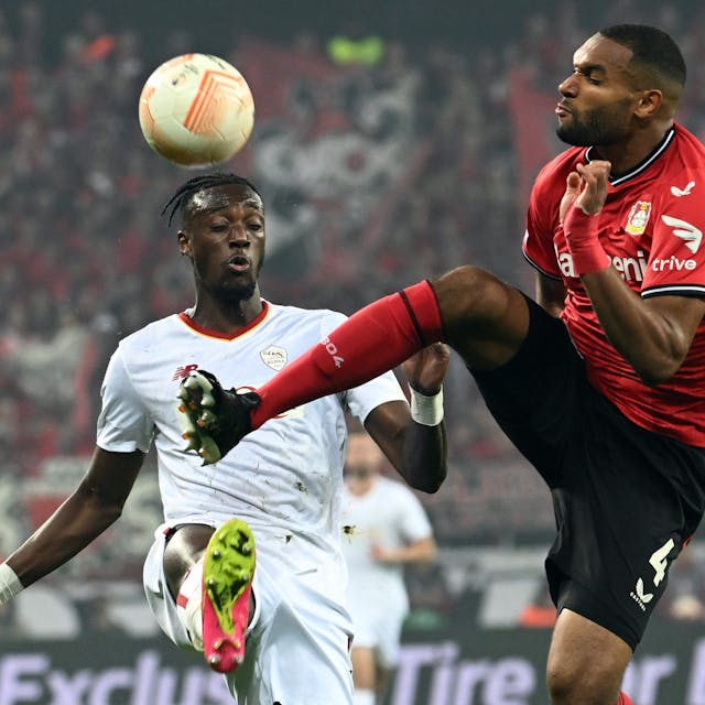 Leverkusens Jonathan Tah (r.) und Roms Tammy Abraham kämpfen im Rückspiel des Europa-League-Halbfinals um den Ball.