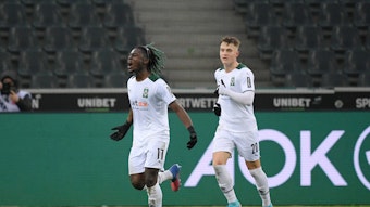 Manu Koné (l.) bejubelt seinen Treffer für Borussia Mönchengladbach gegen Union Berlin am 22. Januar 2022, Luca Netz folgt als erster Gratulant.
