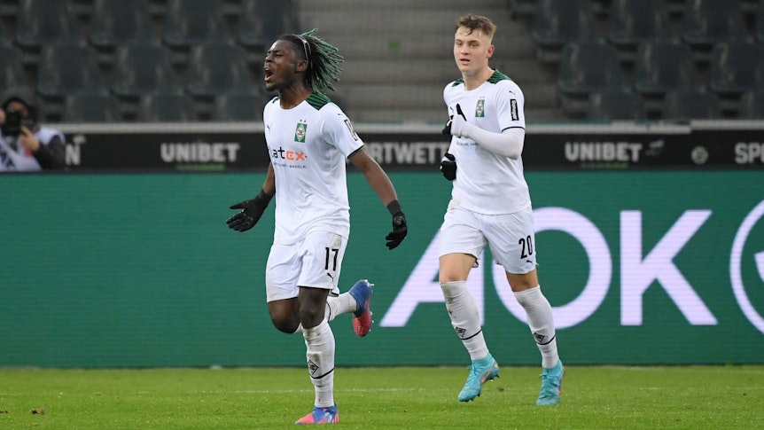 Manu Koné (l.) bejubelt seinen Treffer für Borussia Mönchengladbach gegen Union Berlin am 22. Januar 2022, Luca Netz folgt als erster Gratulant.
