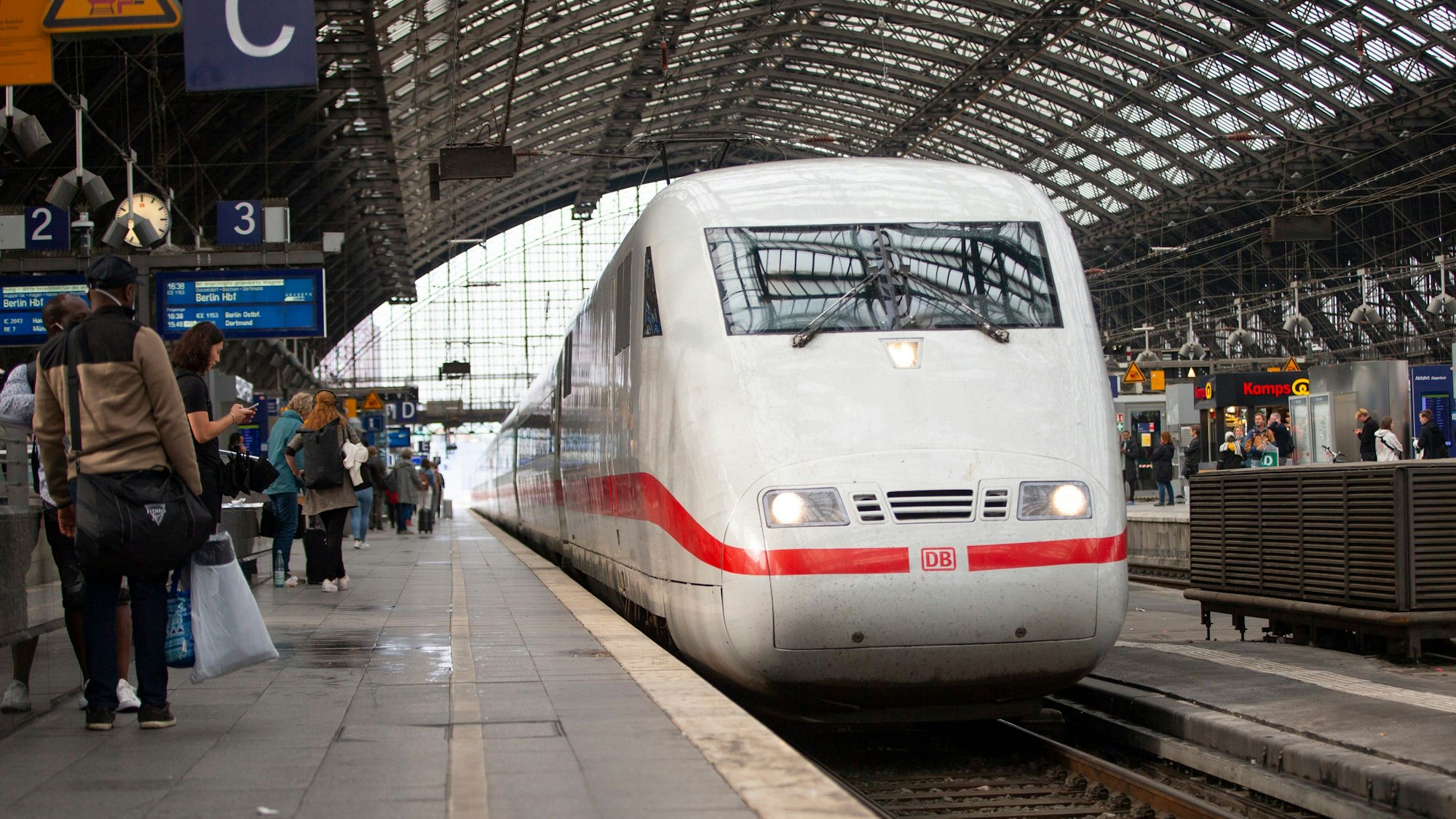 Ein ICE-Zug hält im Kölner Hauptbahnhof.