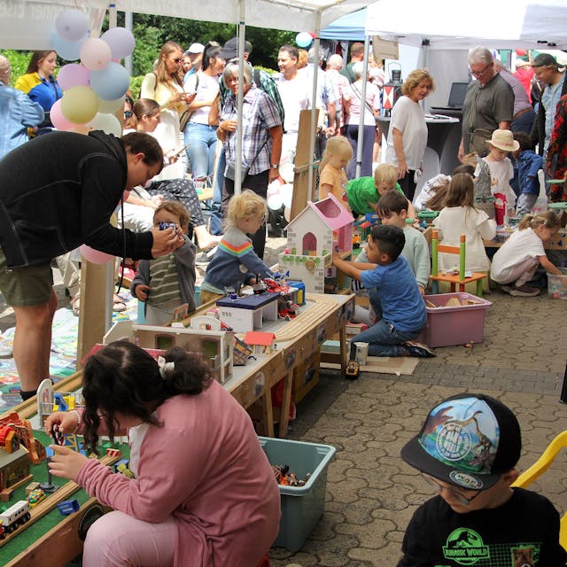 Das Foto zeigt Besucher des Stadtfestes - darunter viele Kinder - an verschiedenen Ständen.