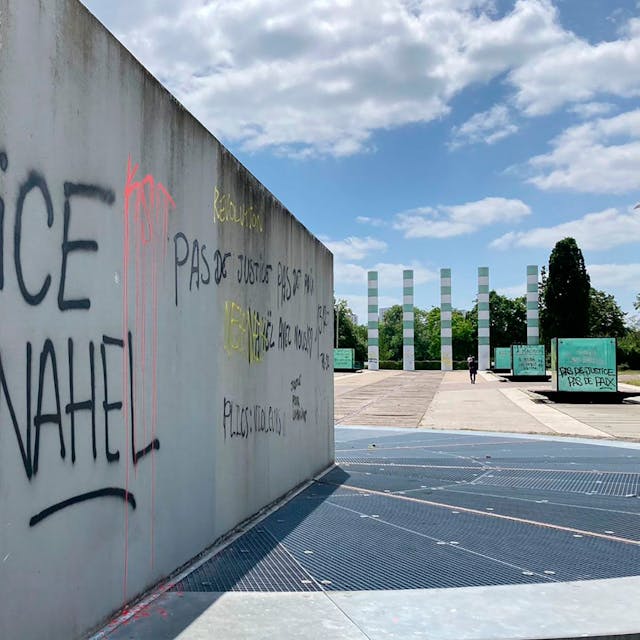 Ein Graffiti mit der Aufschrift „Gerechtigkeit für Nahel“ wurde auf eine Wand gesprüht.<br>dpa
