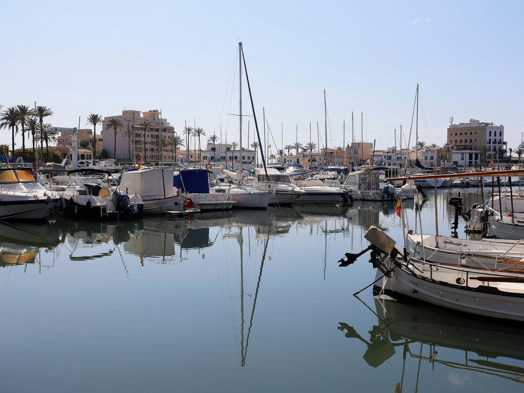 Die Freizeitboote und Fischerboote bleiben während der Corona-Krise im Hafen Es Molinar auf der Insel Mallorca vertäut.