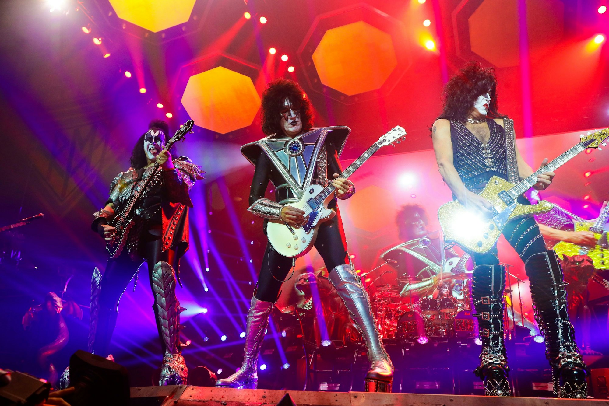 Die Gruppe Kiss steht auf der Bühne.