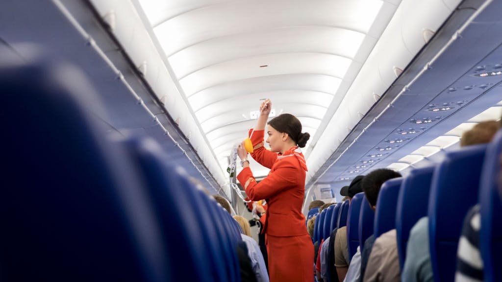 Eine Flugbegleiterin der russischen Fluglinie Aeroflot gibt in der Kabine eines Airbus A320 vor dem Start vom Flughafen in Moskau (Russland) Sicherheitseinweisungen an die Fluggäste.