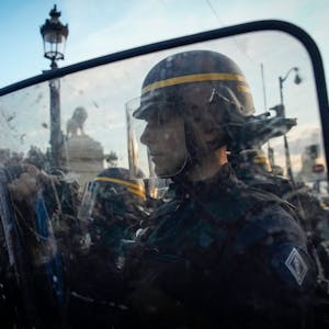 Polizisten stehen vor Demonstranten auf dem Place de la Concorde während der Demonstration. Drei Tage nach dem tödlichen Schuss eines Polizisten auf einen Jugendlichen bei einer Verkehrskontrolle bei Paris ist es erneut zu Krawallen in Frankreich gekommen.&nbsp;