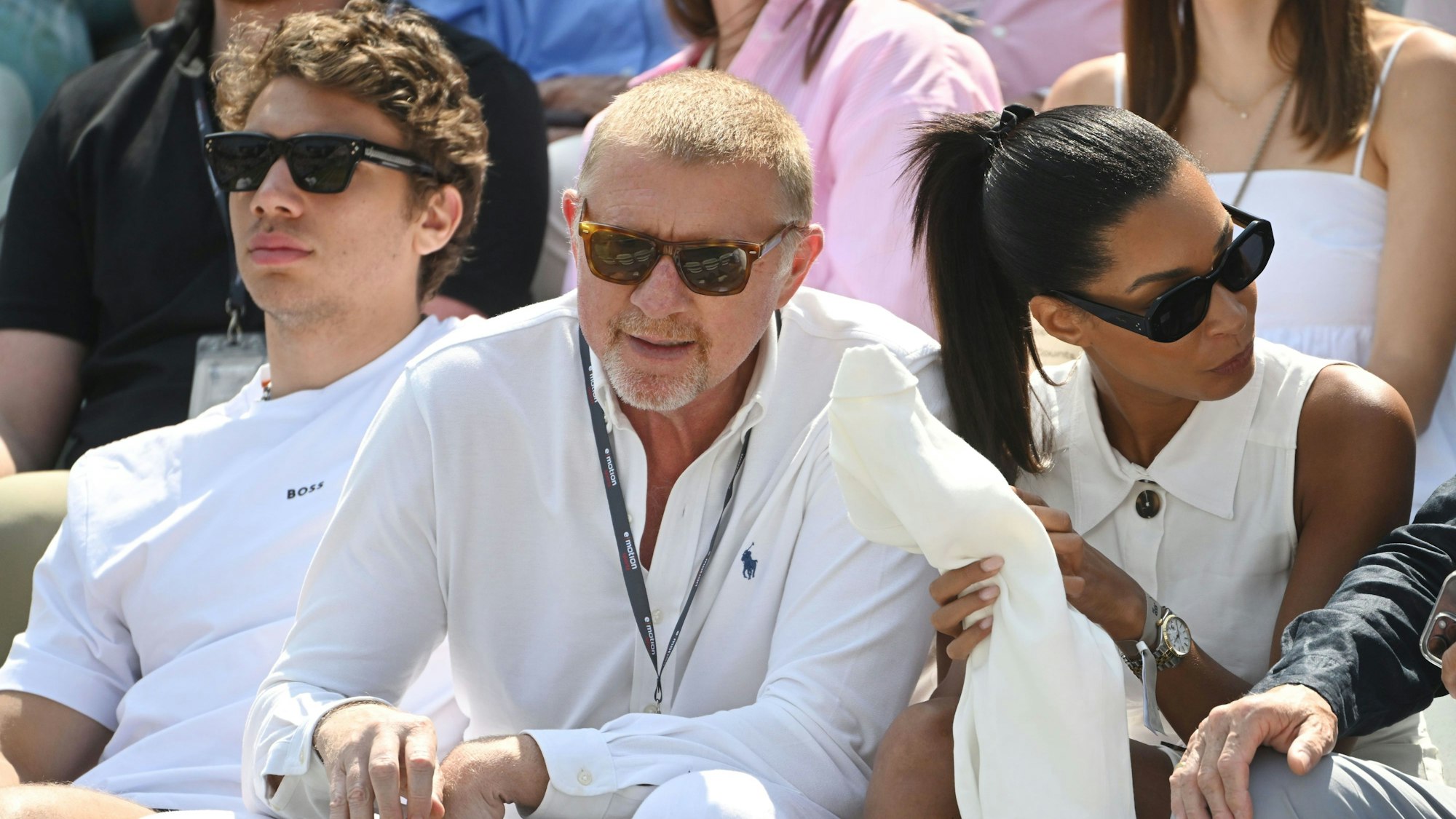 Boris Becker mit seiner Freundin Lilian de Carvalho Monteiro (r. ) und Sohn Elias in Stuttgart im Juni 2023.