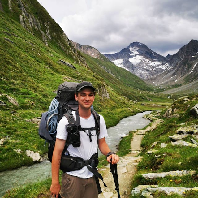 Frederik Tepe bei einer Wanderung in den Bergen