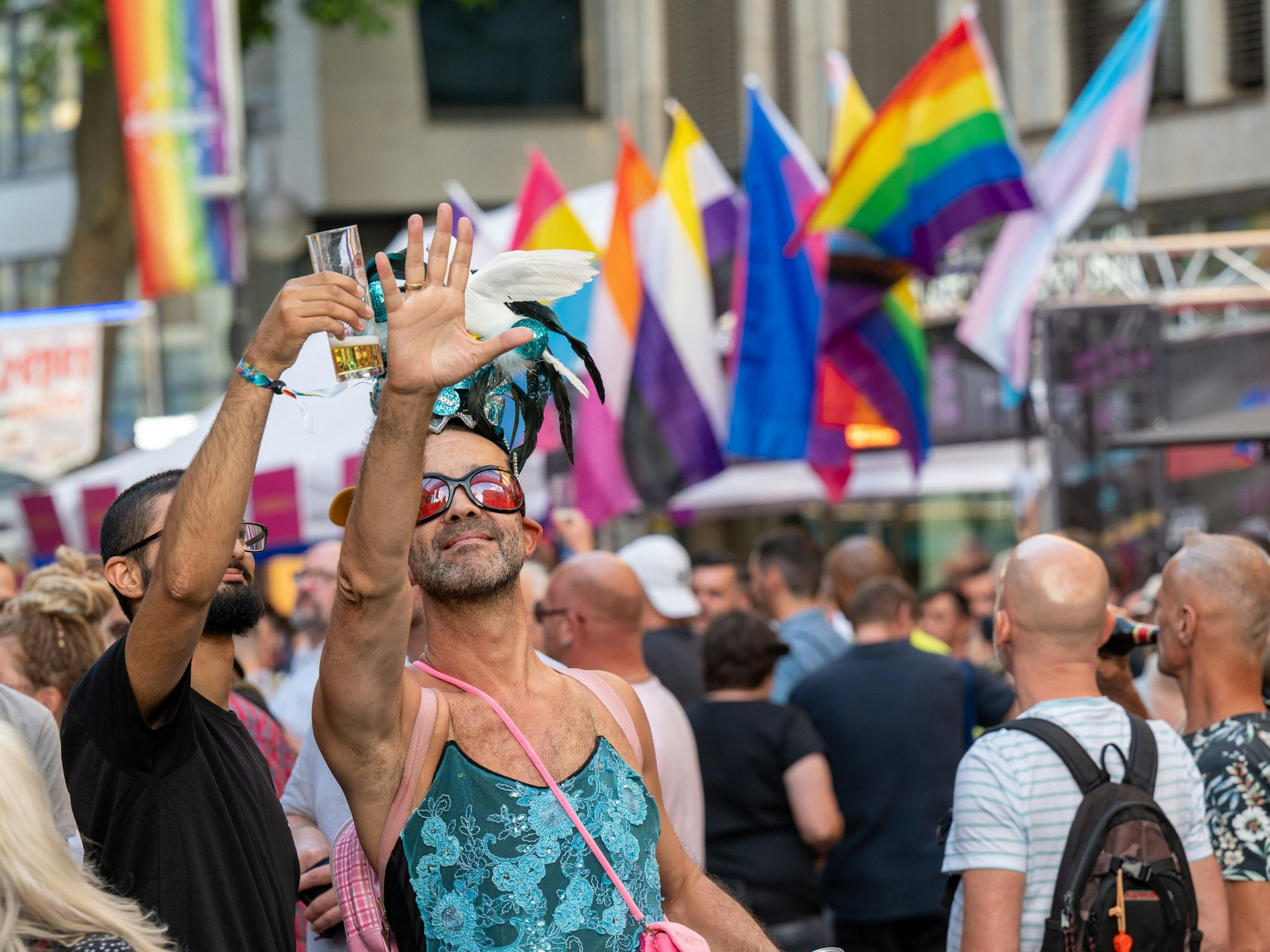 Zahlreiche Menschen sind am 1. Juli 2022 in Köln während des CSD-Straßenfests am Gürzenich.