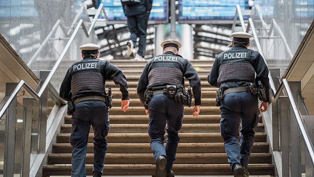 Bundespolizisten am Kölner Hauptbahnhof.
