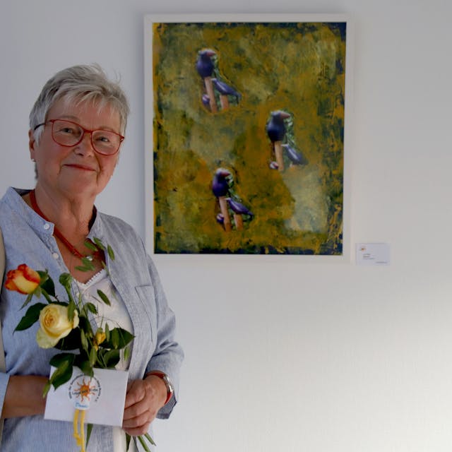 Loni Buhr vor ihrem Gemälde.